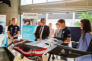 Martin Polaschek mit dem Studierendenteam joanneum Aeronautics