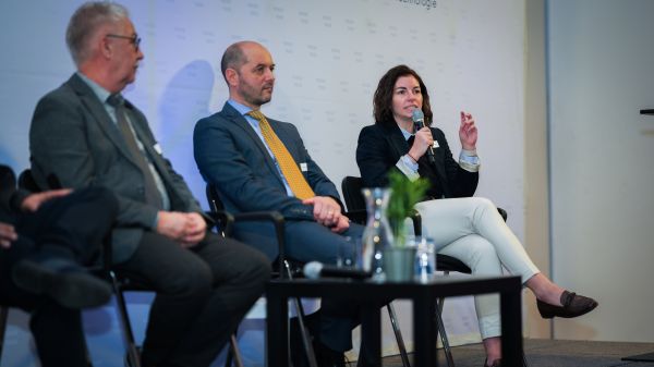 Podiumsdiskussion: Eine Frau spricht ins Mikrofon.