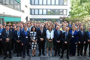 Gruppenbild. Karin Puleo-Leodolter steht in der ersten Reihe in der Mitte.