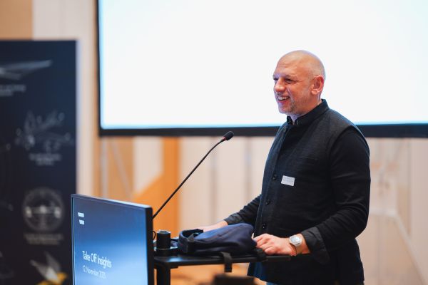 Ein Mann redet am Rednerpult.