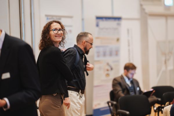 Eine Frau lächelt in die Kamera