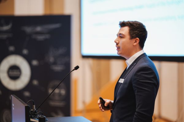 Ein Mann redet am Rednerpult.