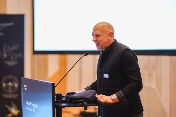 Ein Mann redet am Rednerpult.