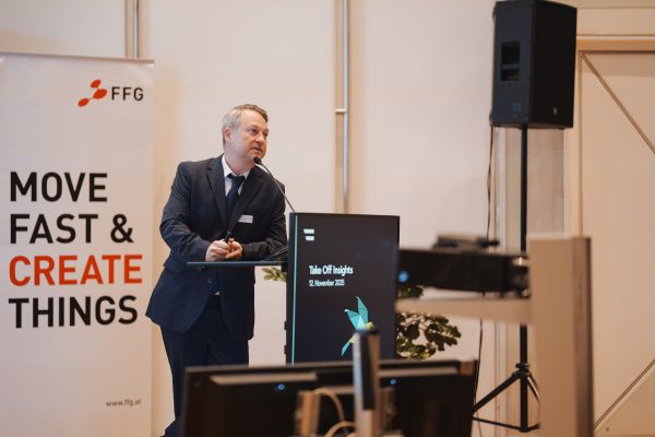 Ein Mann im Anzug spricht am Rednerpult.