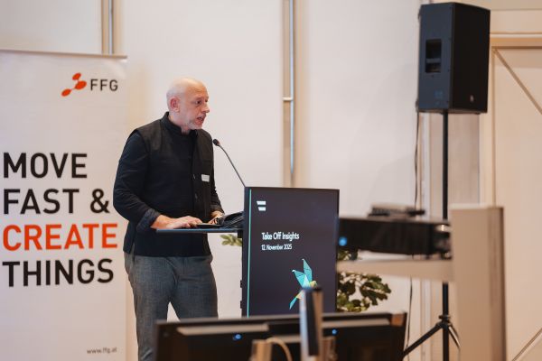 Ein Mann redet am Rednerpult.