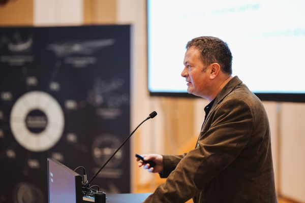 Ein Mann redet am Rednerpult.