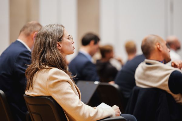 Eine Frau im Publikum