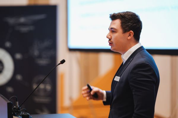 Ein Mann redet am Rednerpult.