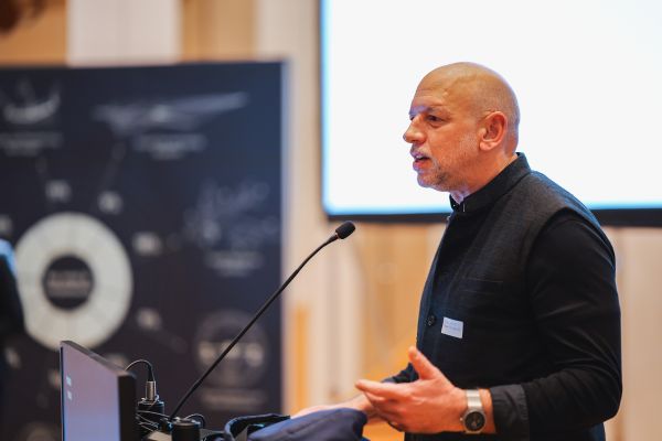 Ein Mann redet am Rednerpult.