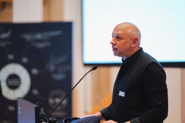 Ein Mann redet am Rednerpult.