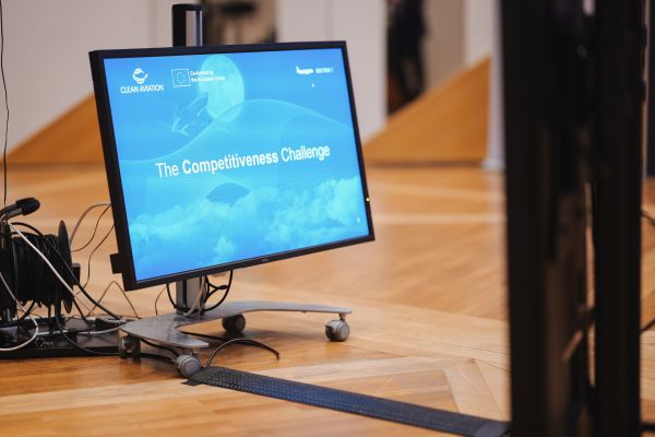 Ein Bildschirm steht auf dem Boden.