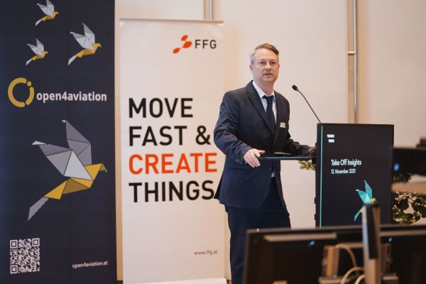 Ein Mann im Anzug spricht am Rednerpult.