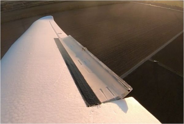 Flugzeugflügel in der Nähe der Landebahn